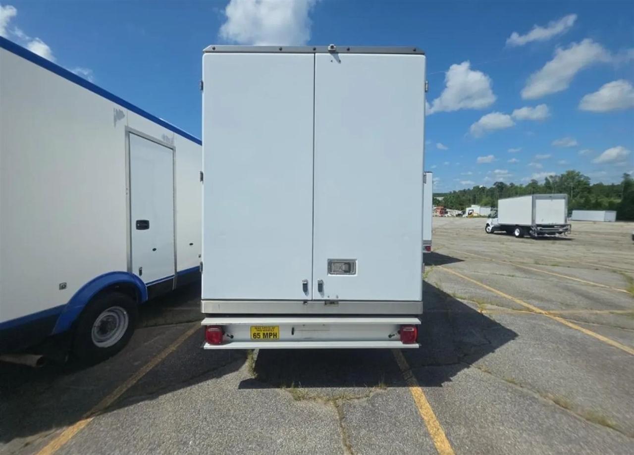 Ford Econoline E-350 Super Duty 2023