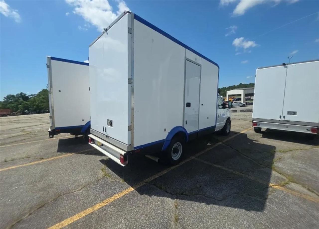Ford Econoline E-350 Super Duty 2023