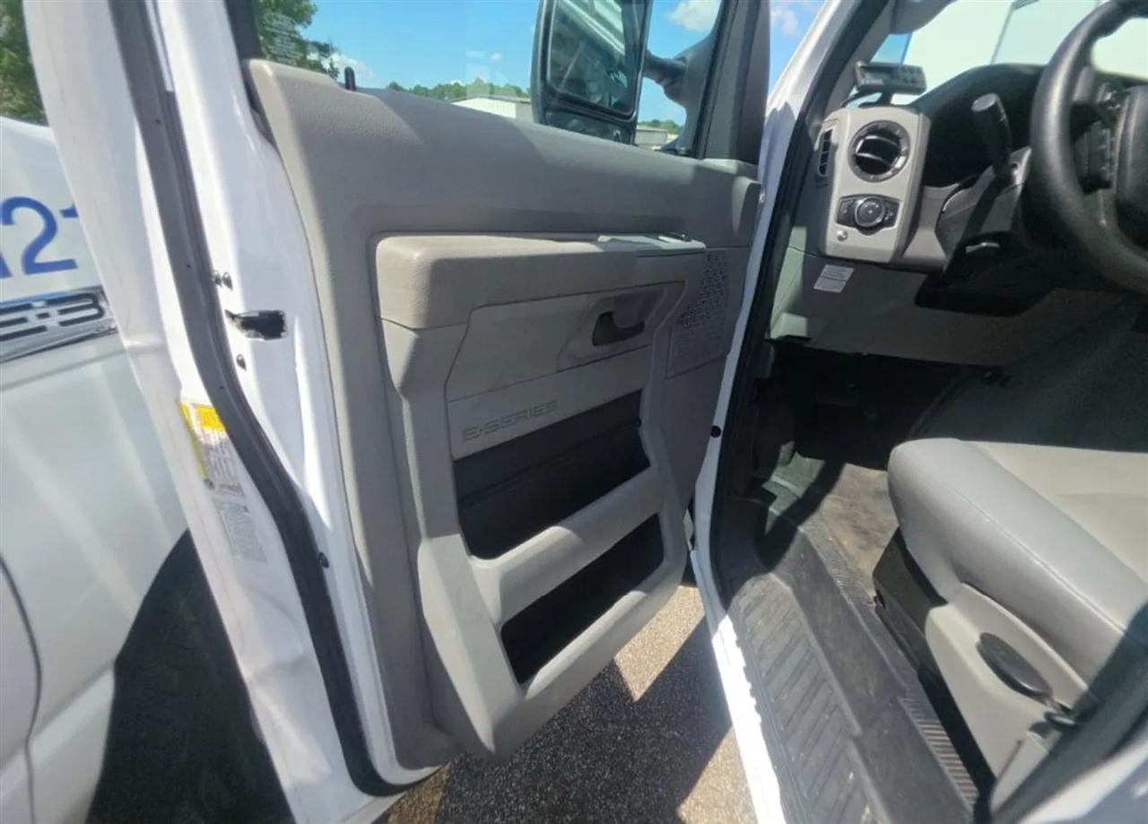 Ford Econoline E-350 Super Duty 2023