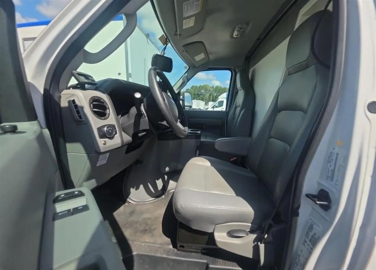 Ford Econoline E-350 Super Duty 2023
