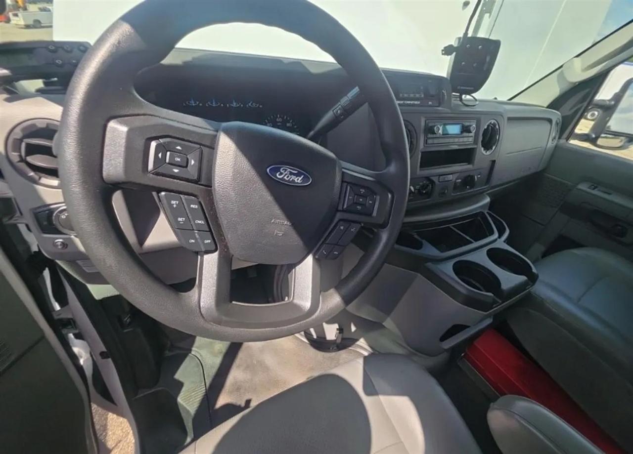 Ford Econoline E-350 Super Duty 2023