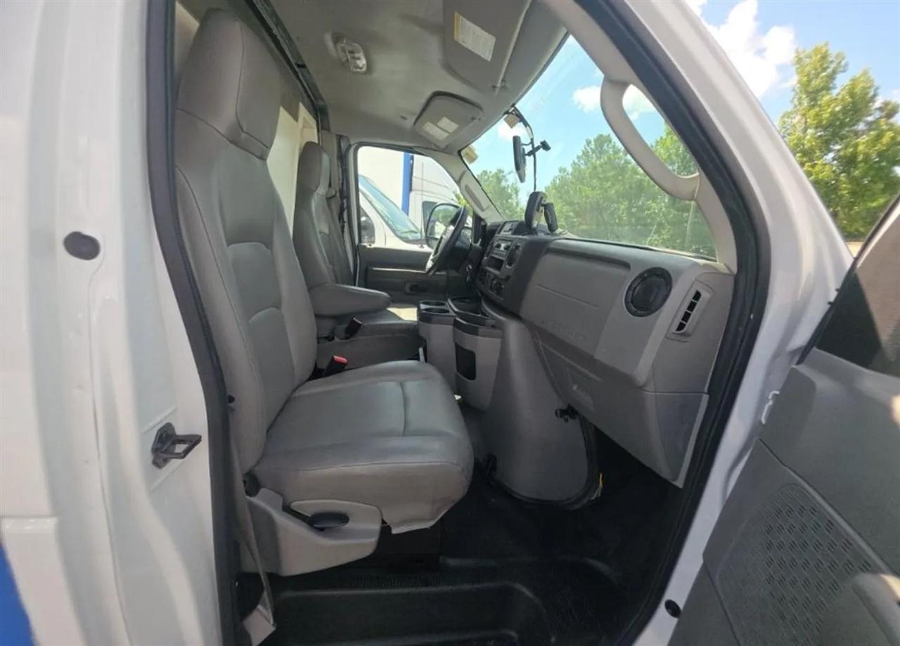 Ford Econoline E-350 Super Duty 2023