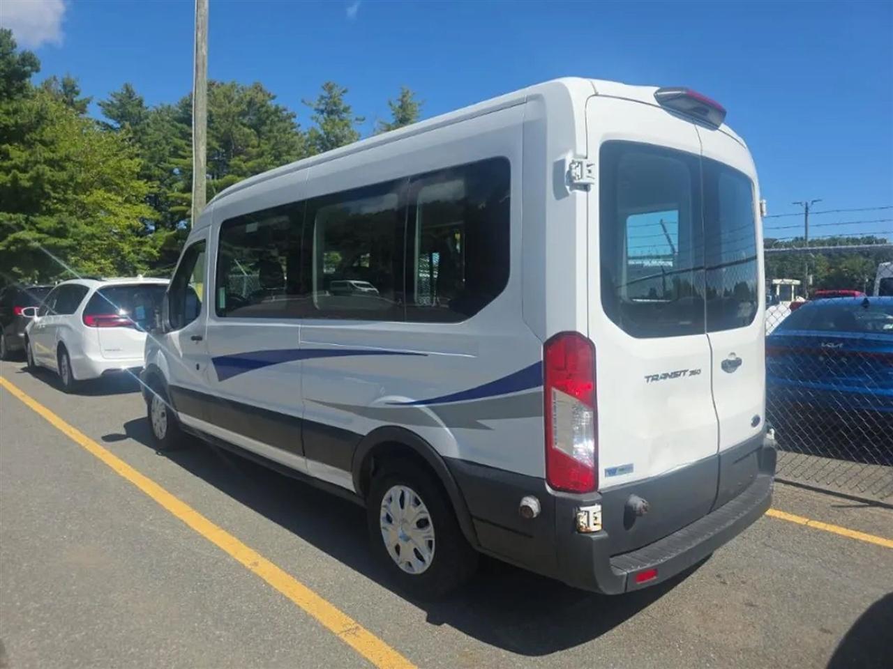 Ford Transit 350 Wagon Med. Roof XL w/Sliding Pass. 148-in. WB 2018