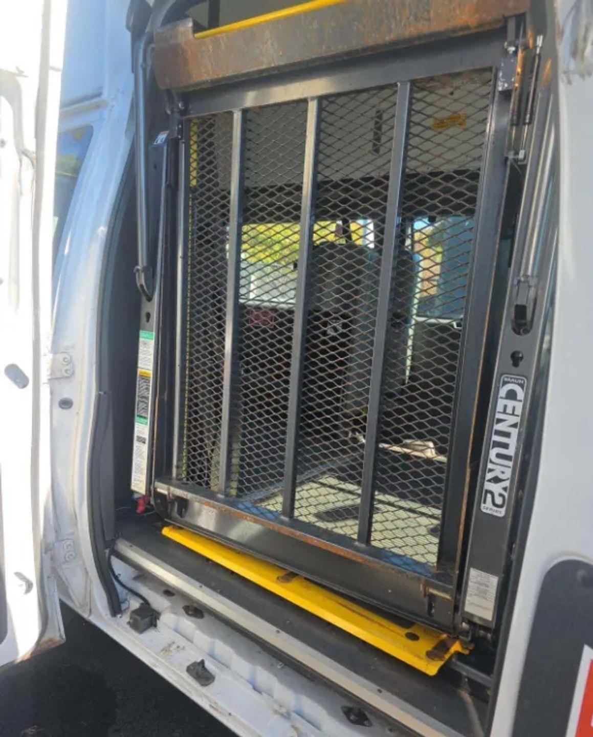 Ford Econoline E-350 Super Duty Extended 2012