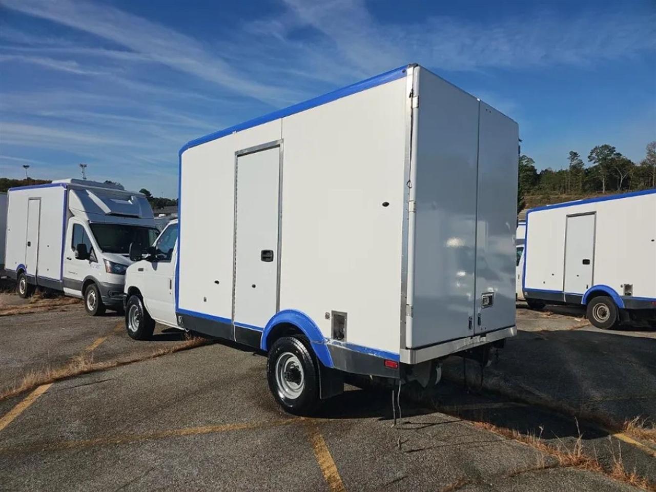 Ford Econoline E-350 Super Duty 2023