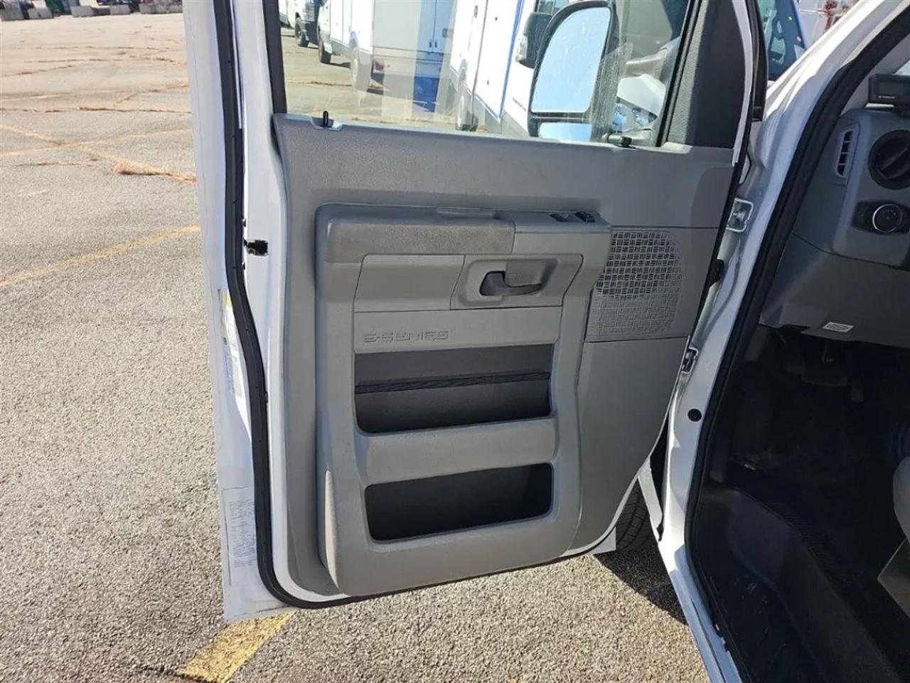 Ford Econoline E-350 Super Duty 2023