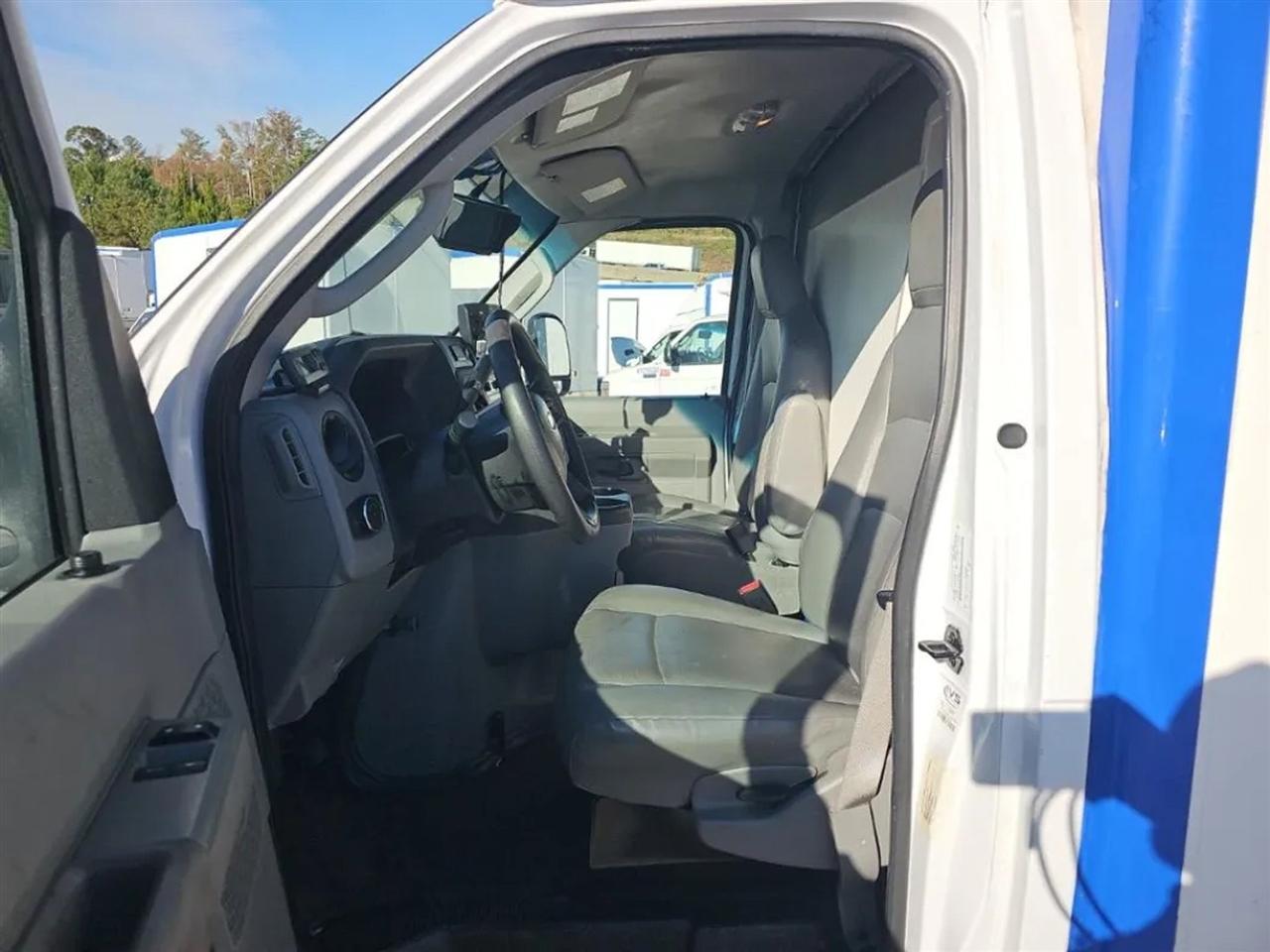 Ford Econoline E-350 Super Duty 2023
