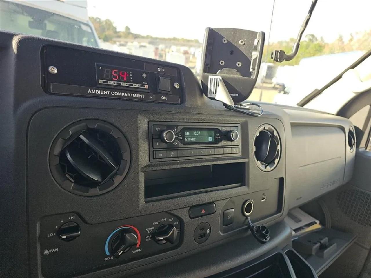 Ford Econoline E-350 Super Duty 2023