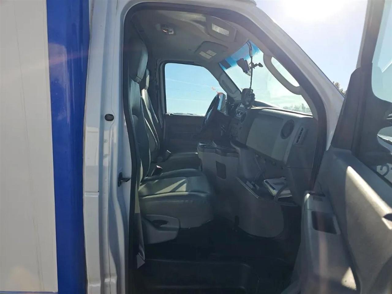 Ford Econoline E-350 Super Duty 2023