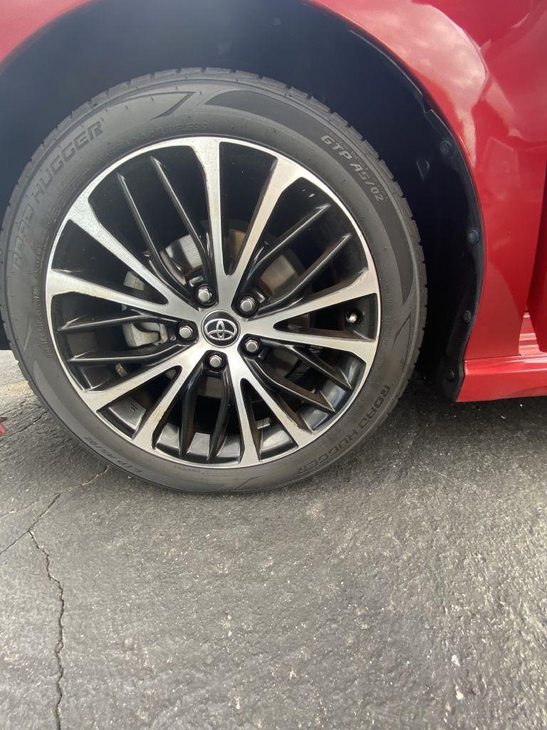 2020 Toyota Camry SE photo 4