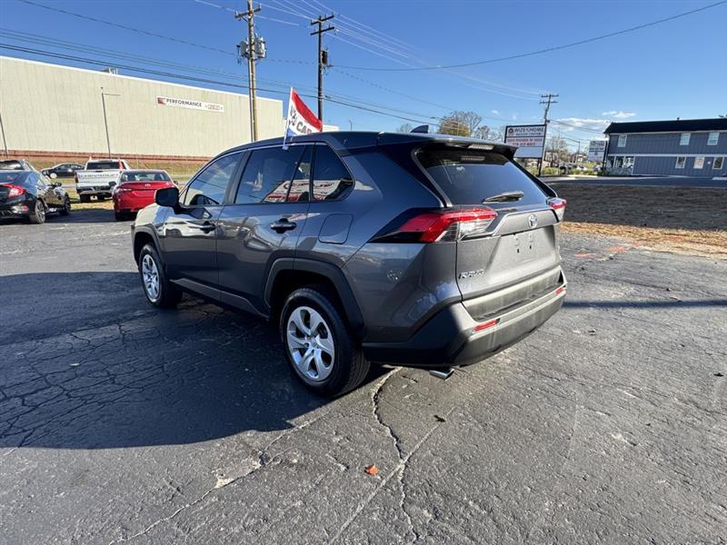 2022 Toyota RAV4 LE photo 3