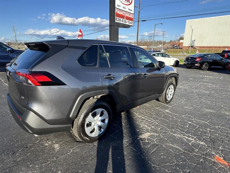 2022 Toyota RAV4 LE photo 4