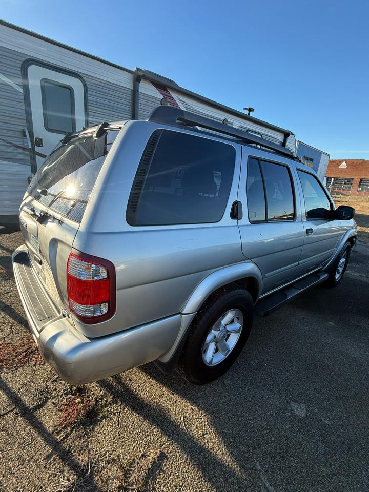 Nissan Pathfinder SE 2WD 2003