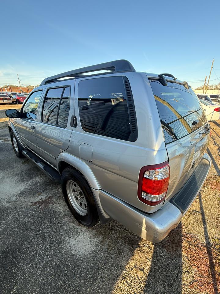 Nissan Pathfinder SE 2WD 2003