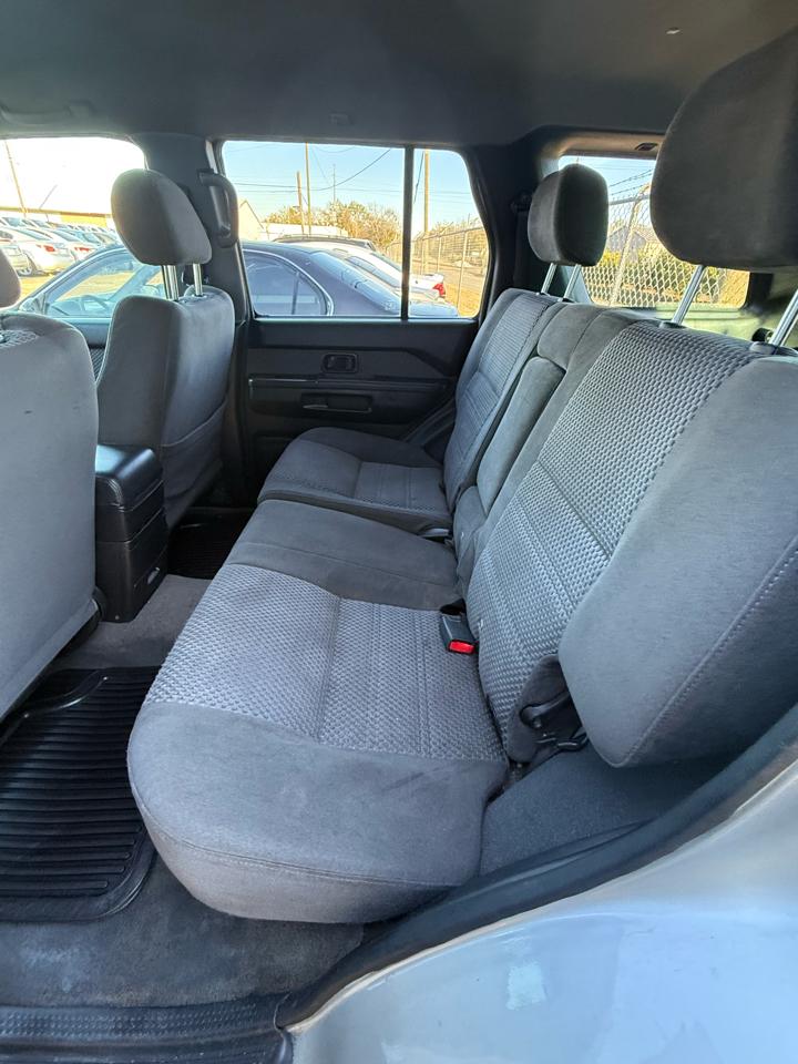 Nissan Pathfinder SE 2WD 2003