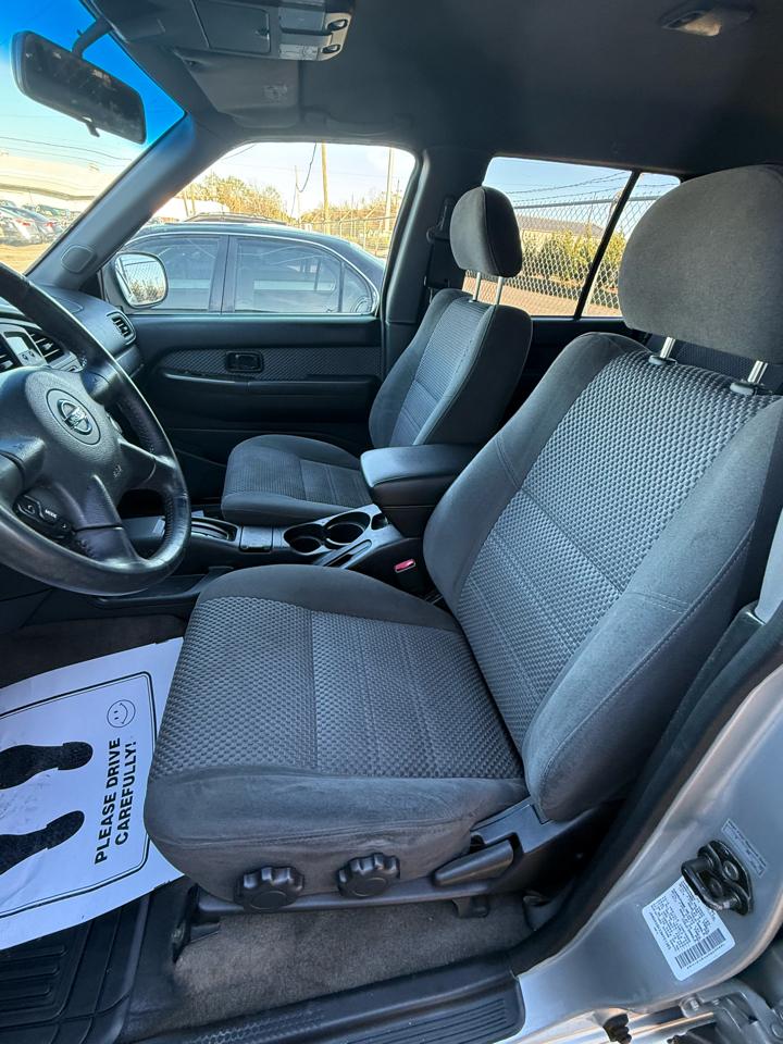 Nissan Pathfinder SE 2WD 2003