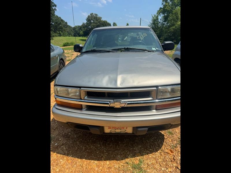 2002 Chevrolet S10 2WD Extended Cab LS w/3rd Door's photo