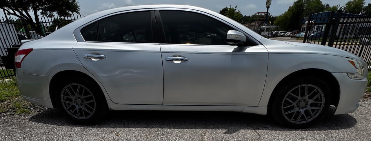 Nissan Maxima S 2011