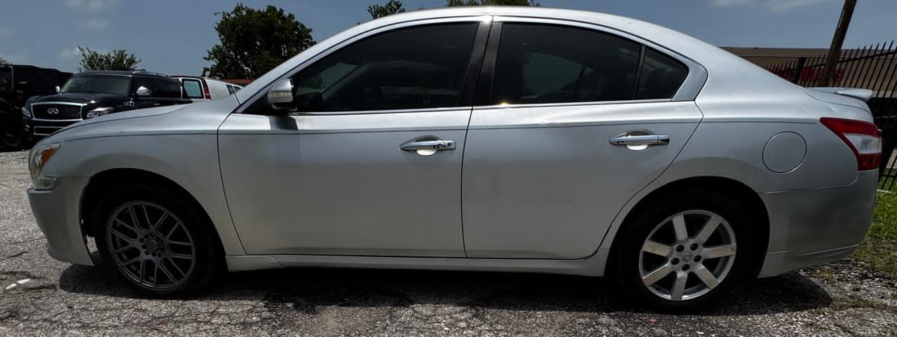 Nissan Maxima S 2011