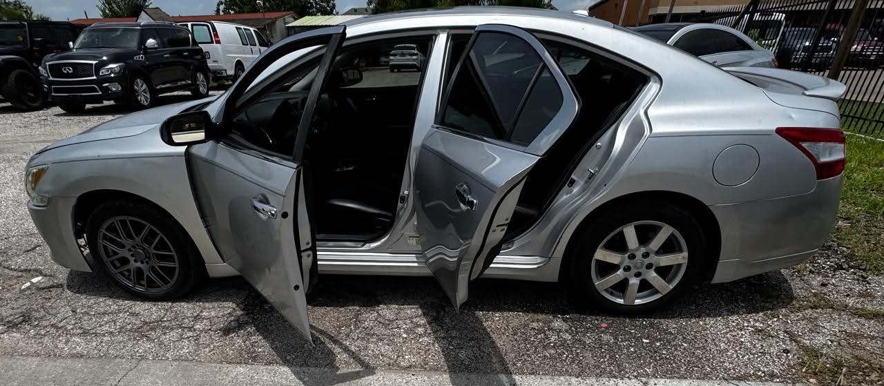 Nissan Maxima S 2011