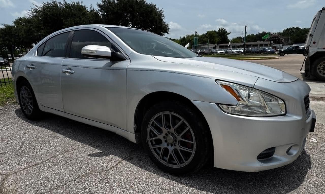 Nissan Maxima S 2011