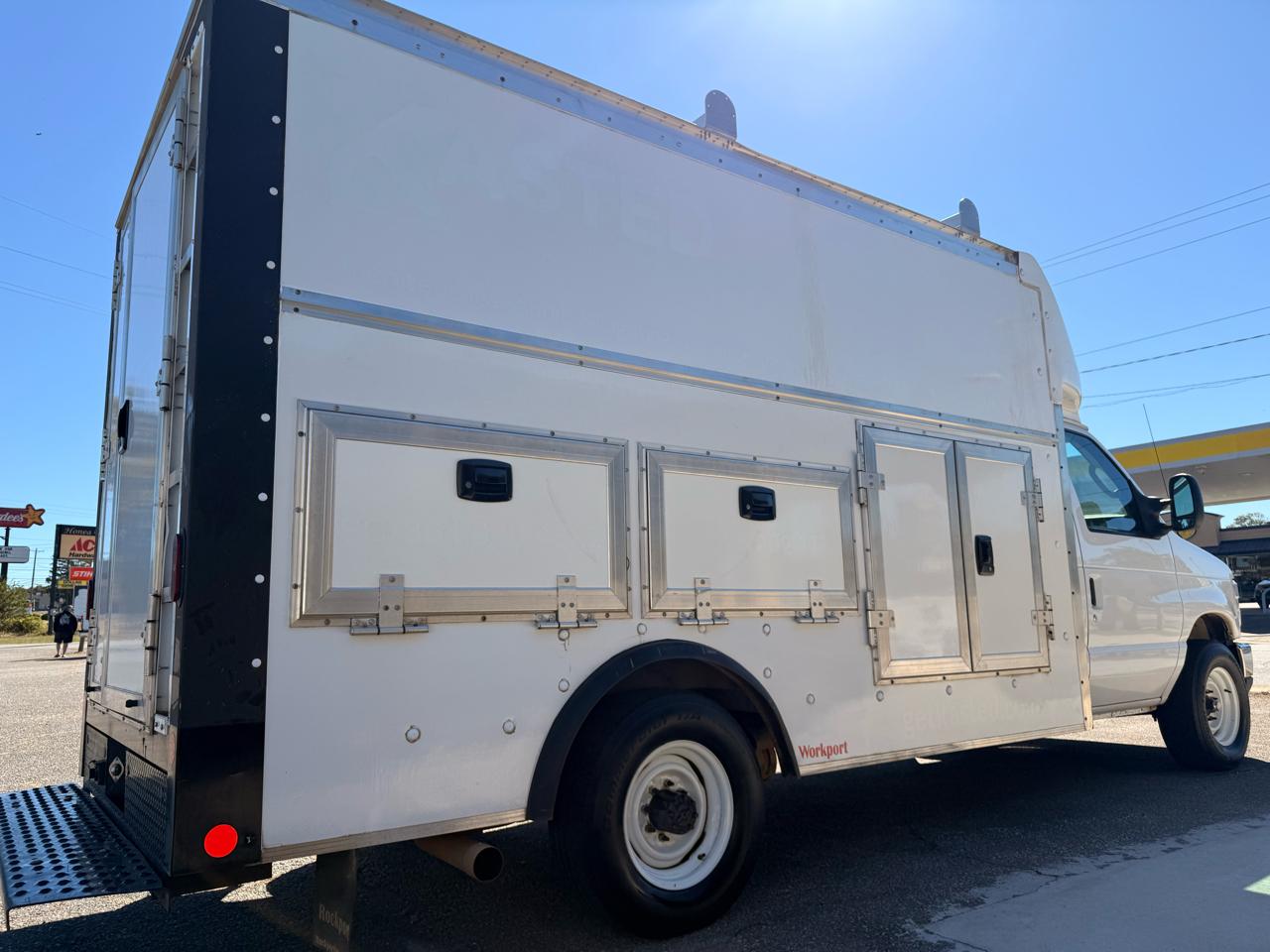 Ford E-Series Cutaway E-350 SRW 138" WB 2022