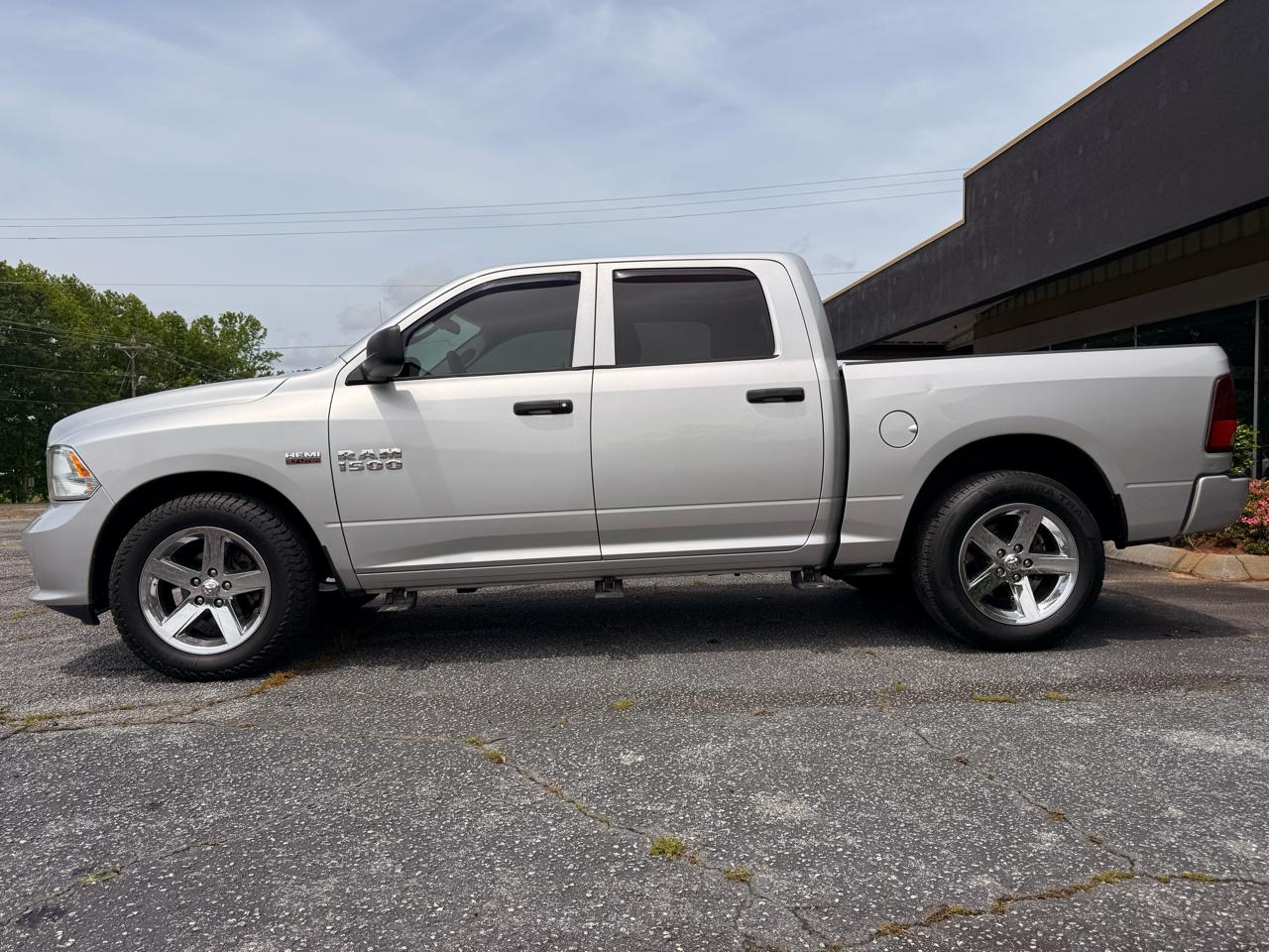 RAM 1500 Express 4x2 Crew Cab 5'7" Box 2017