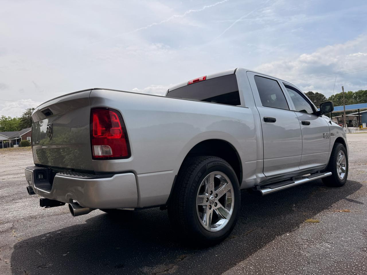RAM 1500 Express 4x2 Crew Cab 5'7" Box 2017