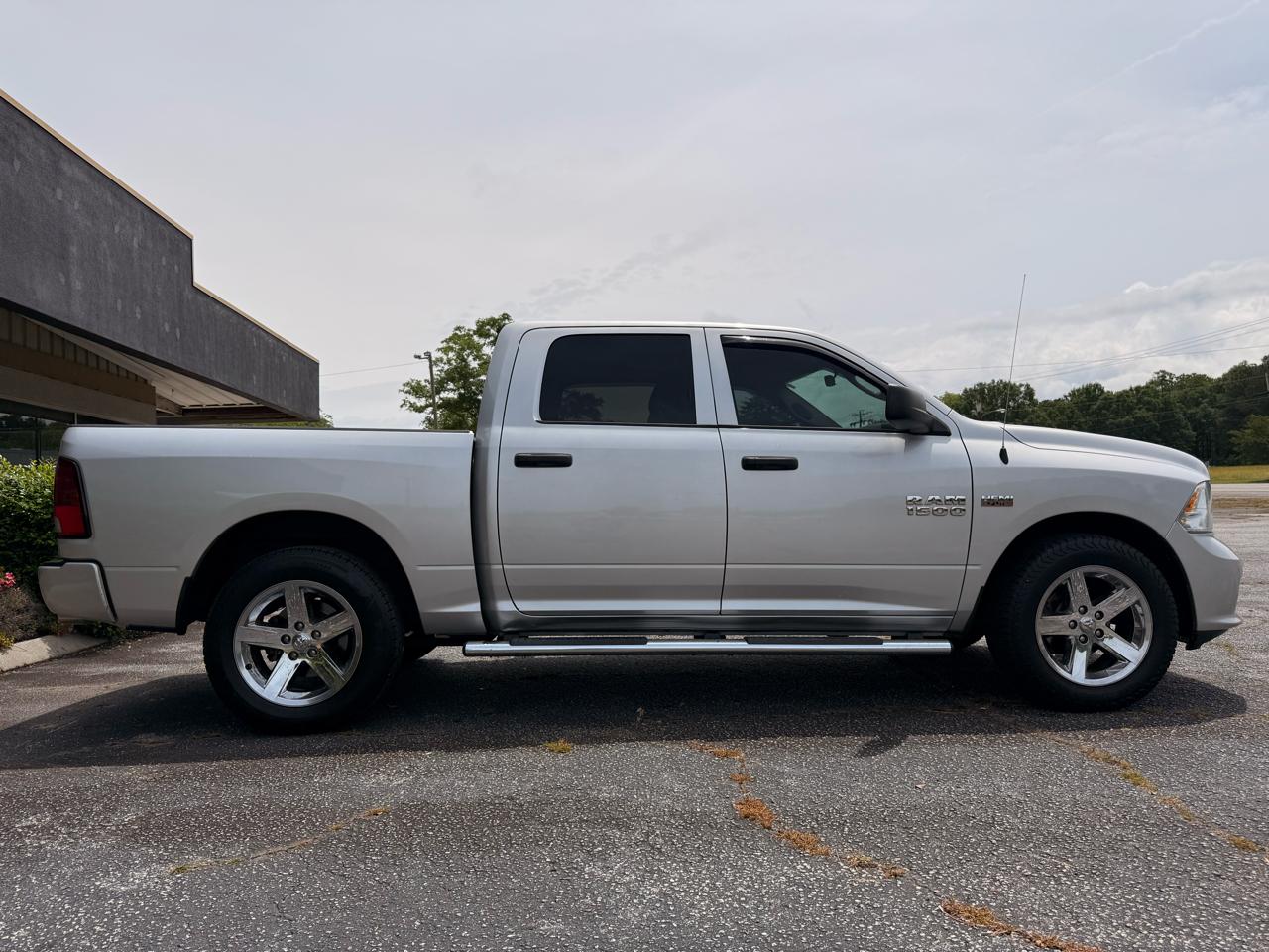 RAM 1500 Express 4x2 Crew Cab 5'7" Box 2017