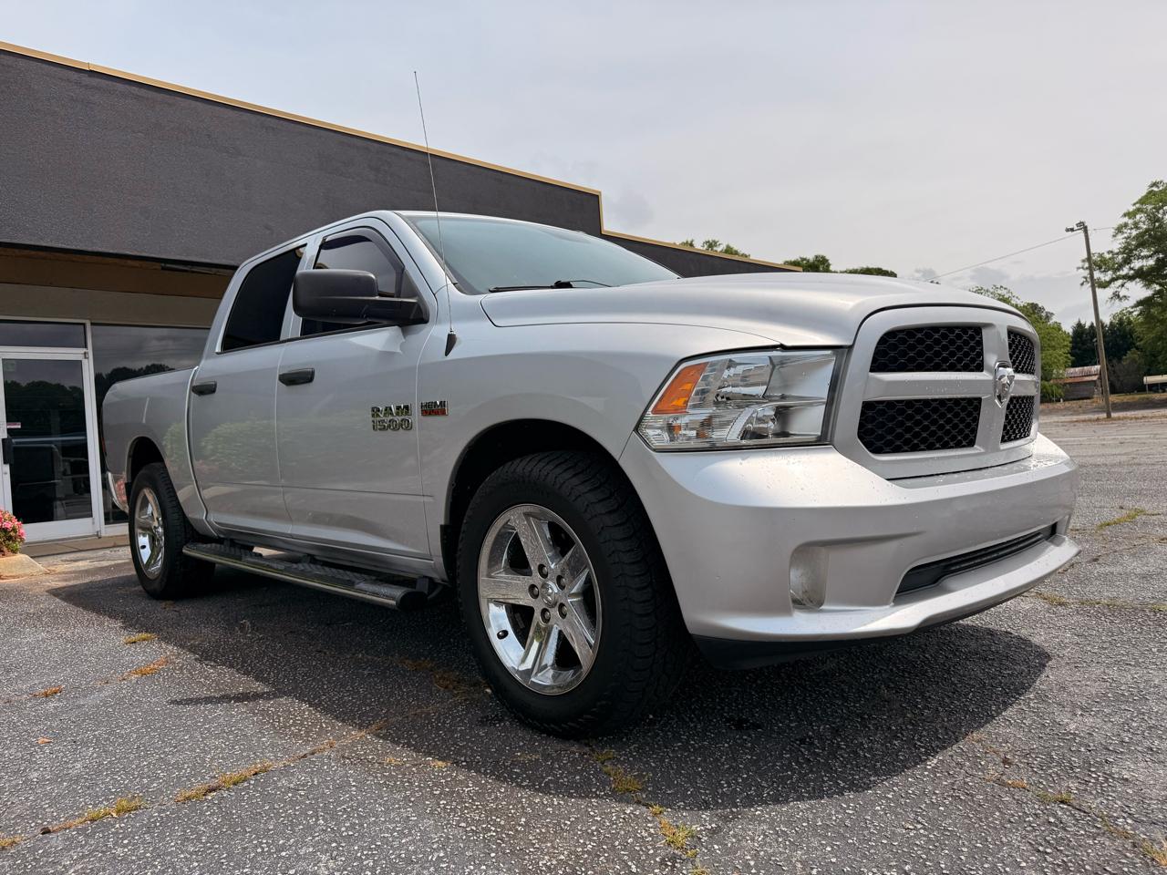 RAM 1500 Express 4x2 Crew Cab 5'7" Box 2017