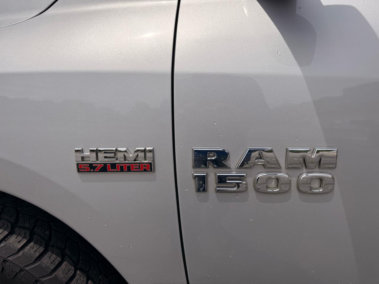 RAM 1500 Express 4x2 Crew Cab 5'7" Box 2017