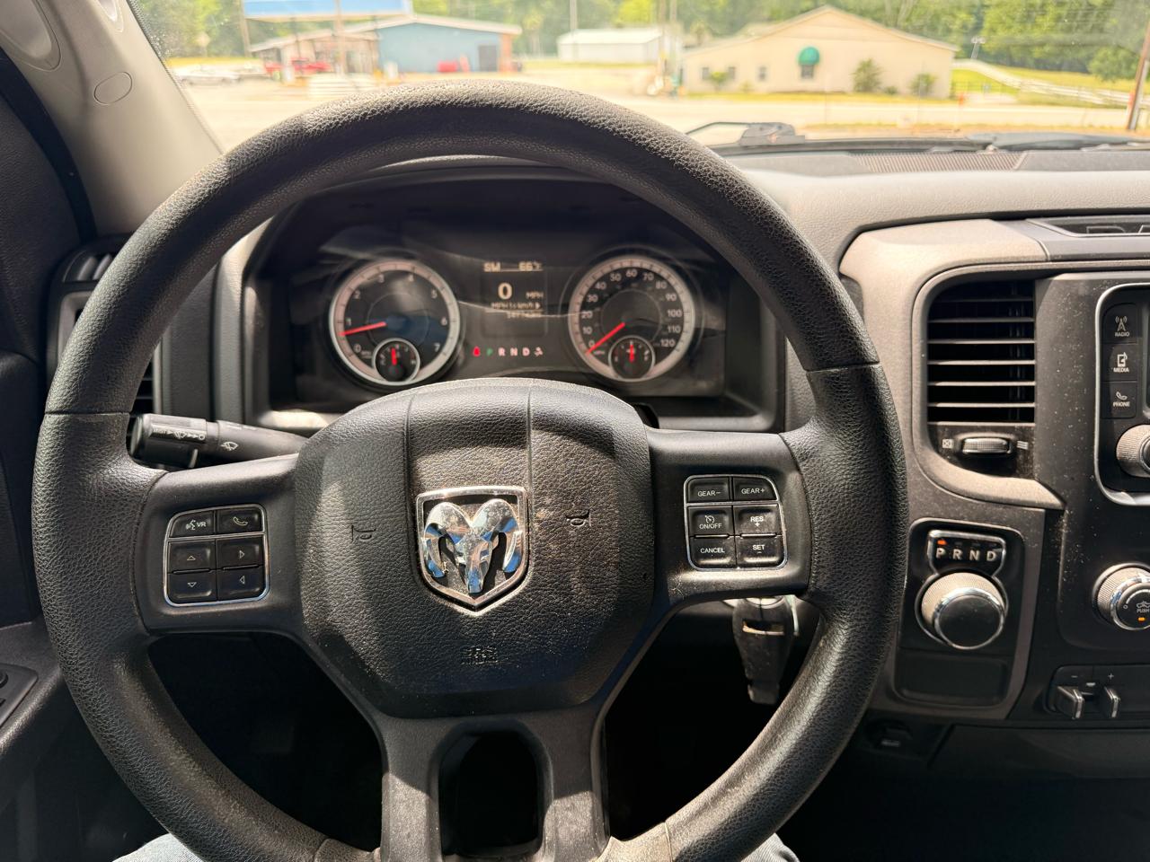 RAM 1500 Express 4x2 Crew Cab 5'7" Box 2017