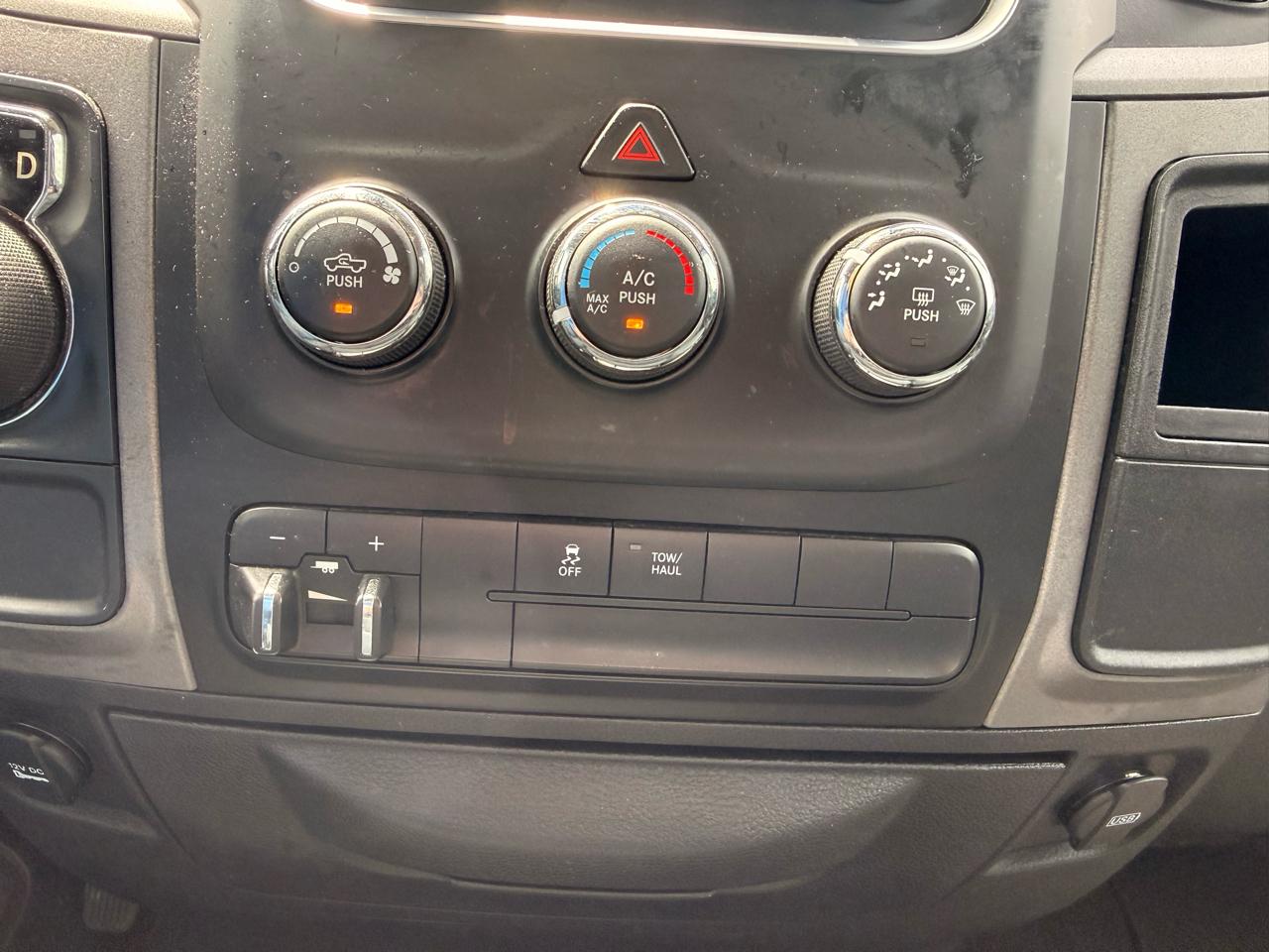 RAM 1500 Express 4x2 Crew Cab 5'7" Box 2017