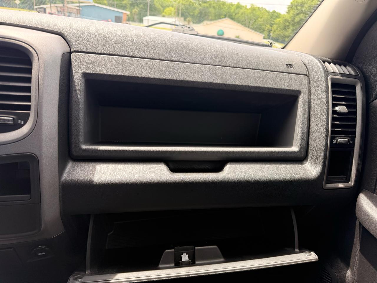 RAM 1500 Express 4x2 Crew Cab 5'7" Box 2017