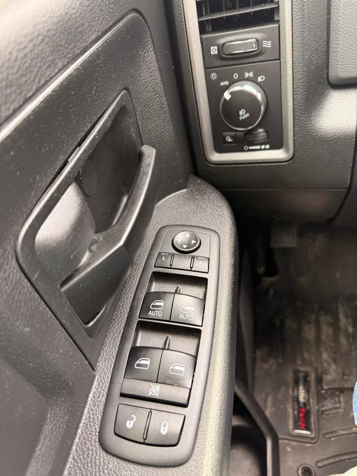 RAM 1500 Express 4x2 Crew Cab 5'7" Box 2017