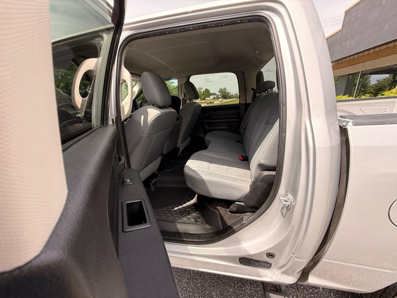 RAM 1500 Express 4x2 Crew Cab 5'7" Box 2017