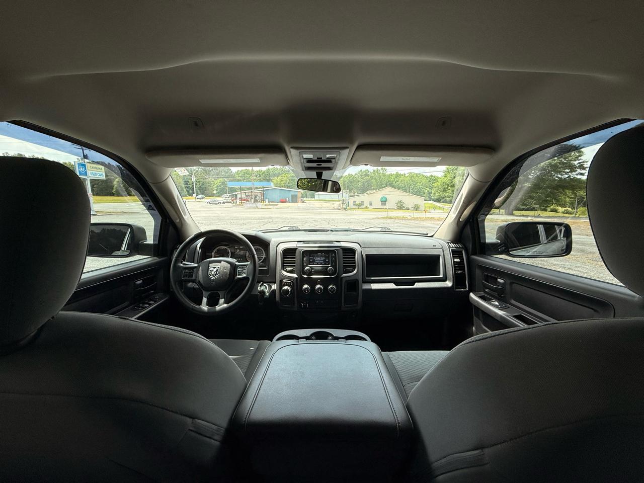 RAM 1500 Express 4x2 Crew Cab 5'7" Box 2017