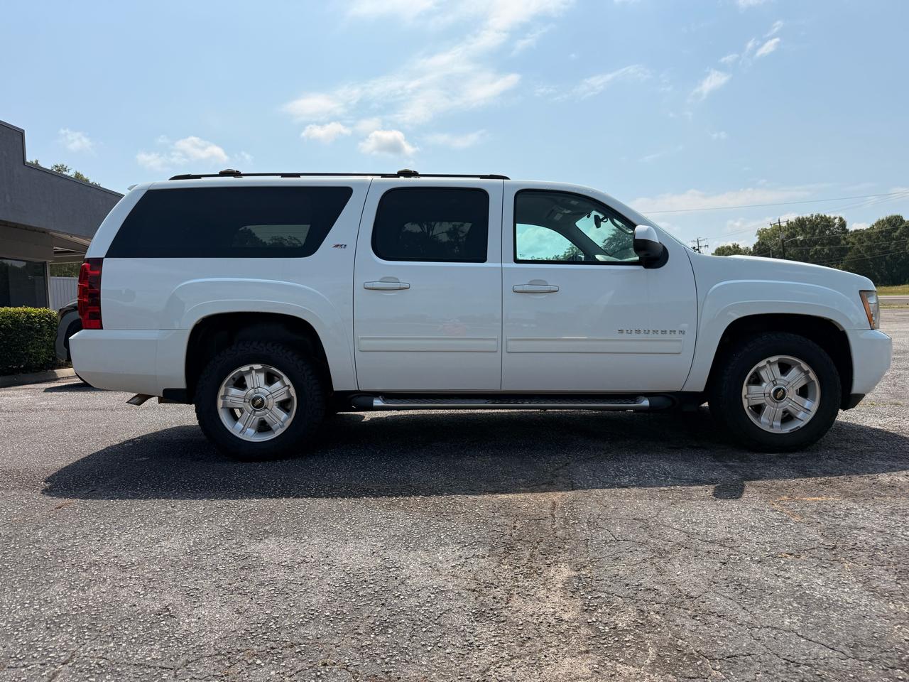 Chevrolet Suburban 4WD 4dr 1500 LT 2013