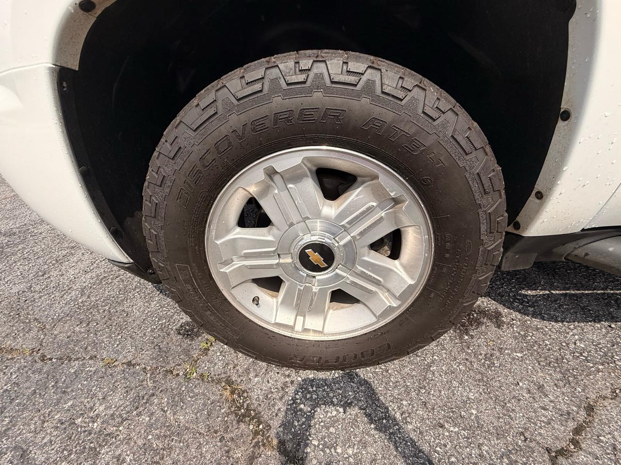 Chevrolet Suburban 4WD 4dr 1500 LT 2013