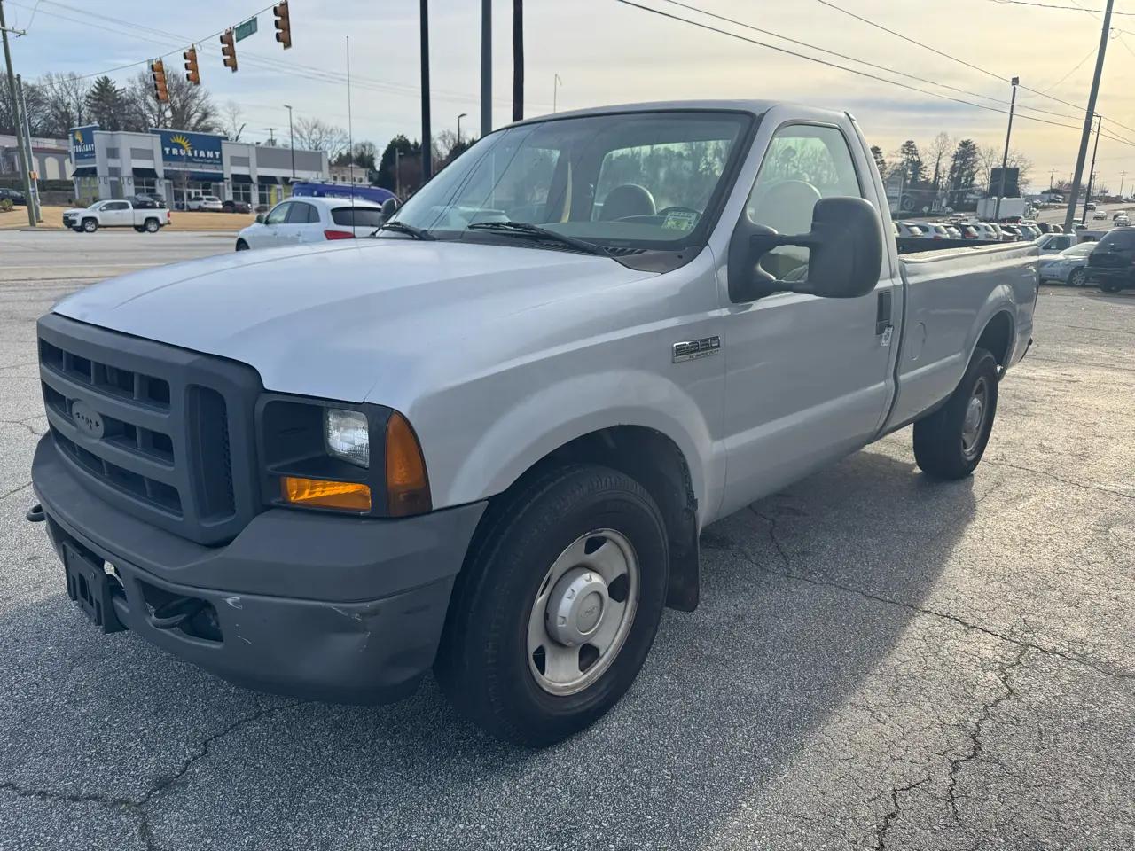 Ford Super Duty F-350 SRW Reg Cab 137" XLT 2006