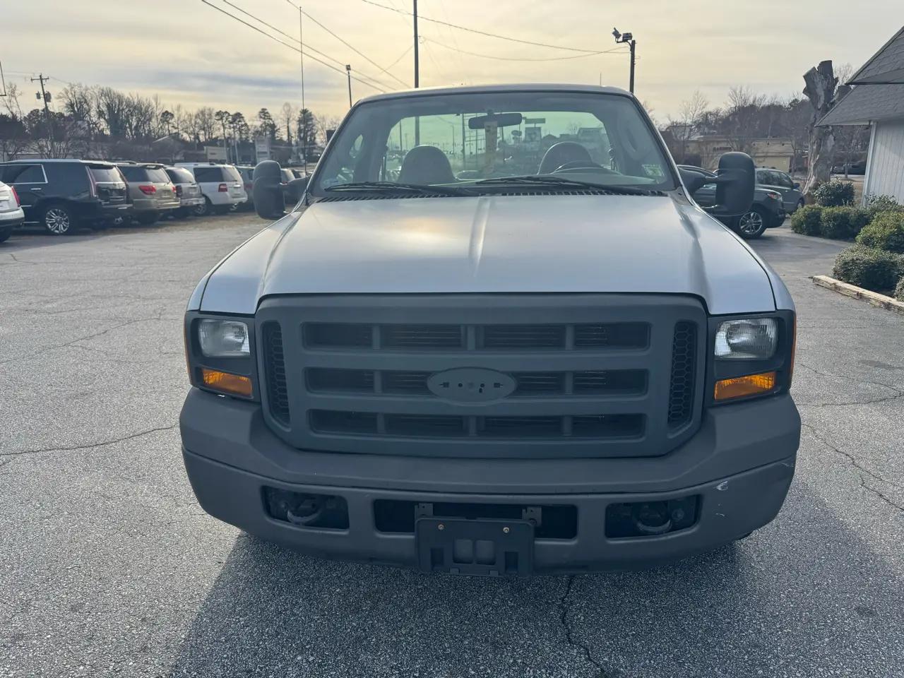 Ford Super Duty F-350 SRW Reg Cab 137" XLT 2006