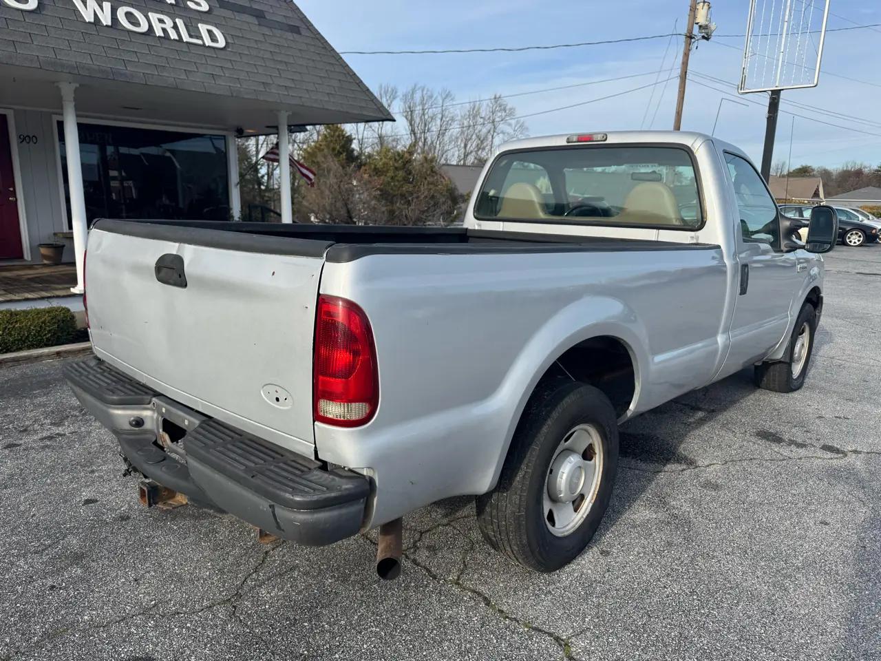 Ford Super Duty F-350 SRW Reg Cab 137" XLT 2006