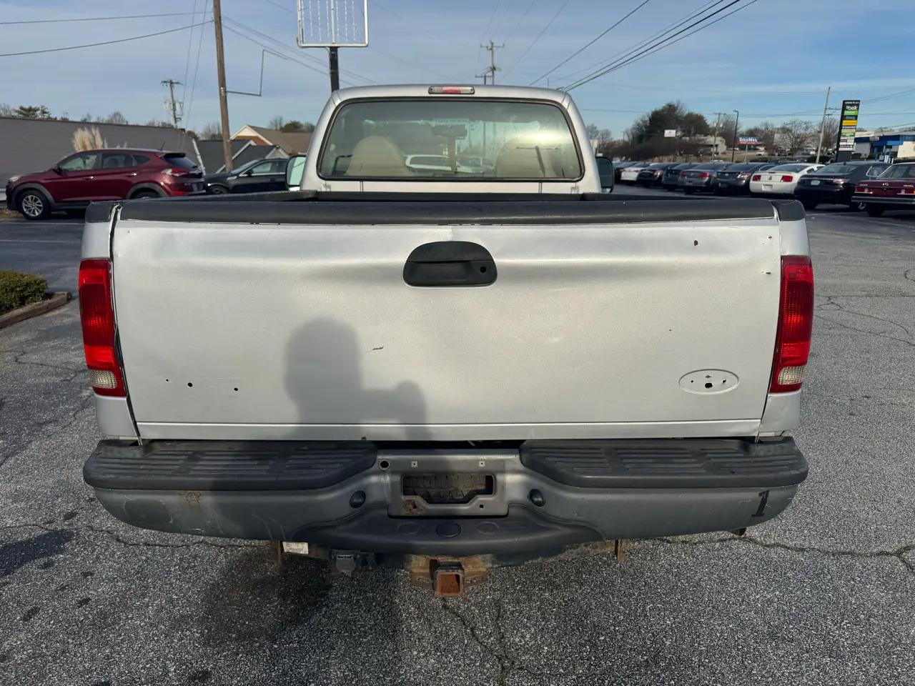 Ford Super Duty F-350 SRW Reg Cab 137" XLT 2006