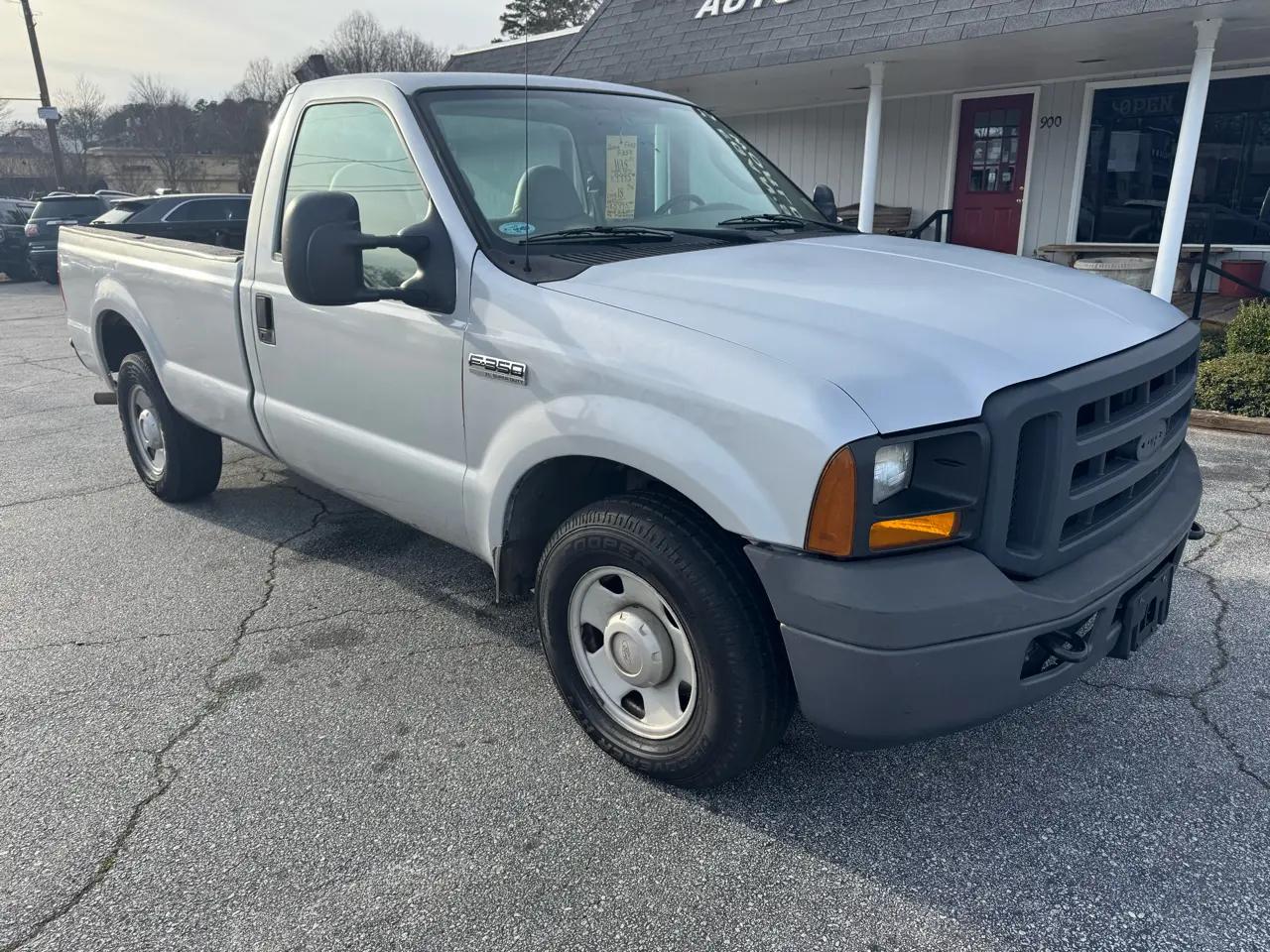 Ford Super Duty F-350 SRW Reg Cab 137" XLT 2006