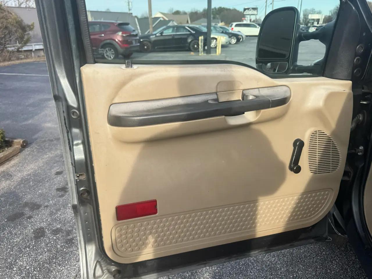 Ford Super Duty F-350 SRW Reg Cab 137" XLT 2006