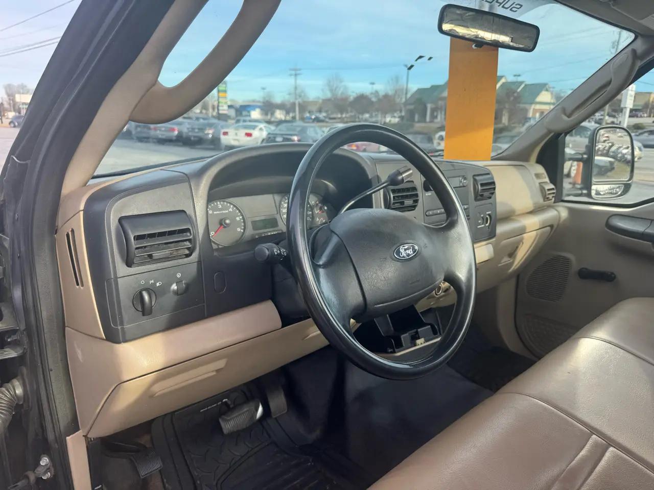 Ford Super Duty F-350 SRW Reg Cab 137" XLT 2006