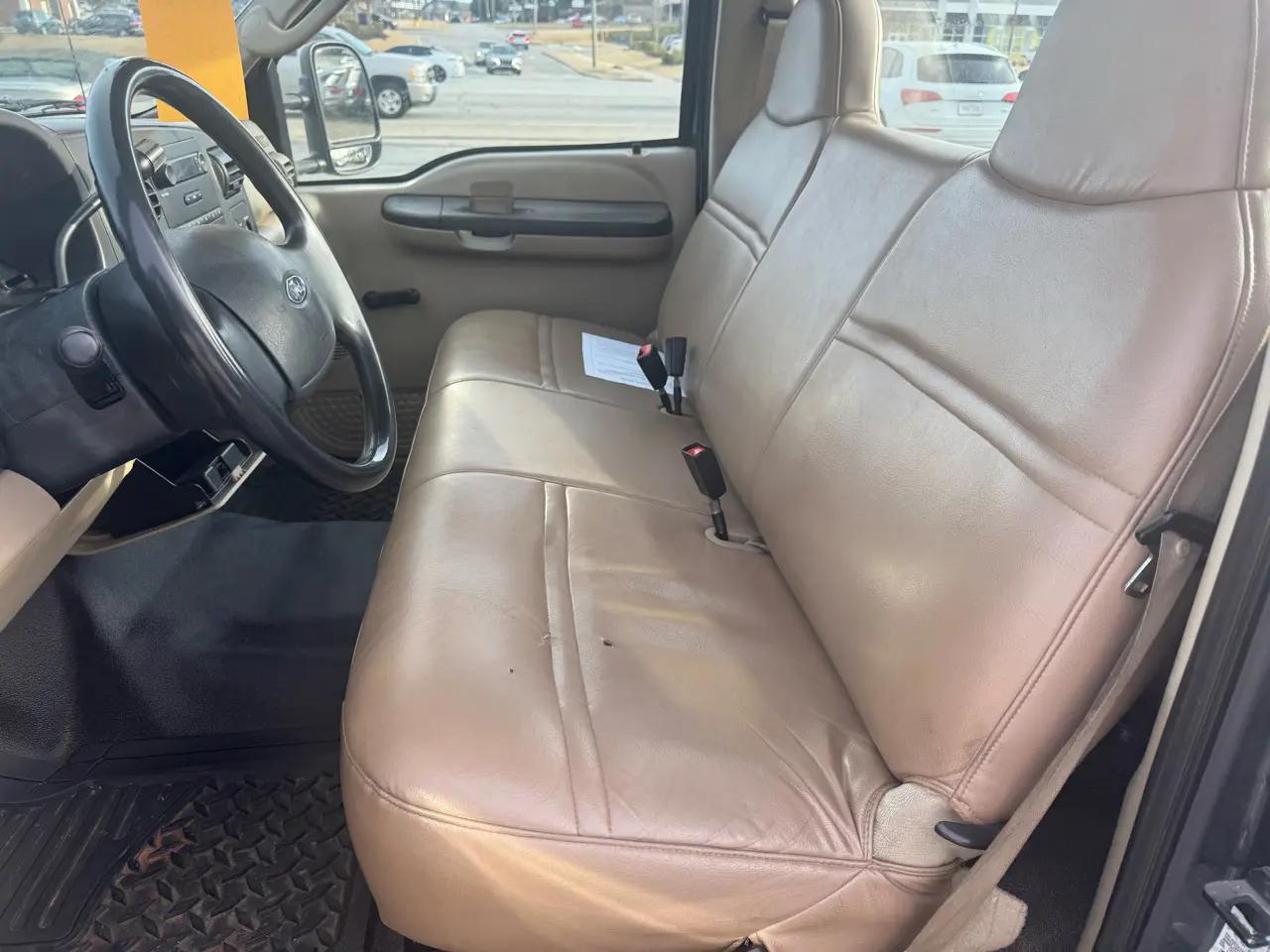 Ford Super Duty F-350 SRW Reg Cab 137" XLT 2006