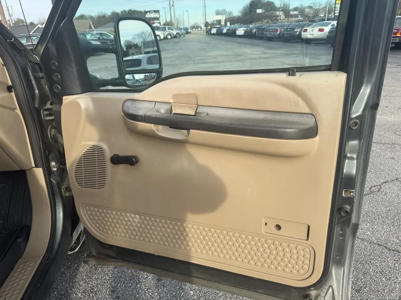 Ford Super Duty F-350 SRW Reg Cab 137" XLT 2006