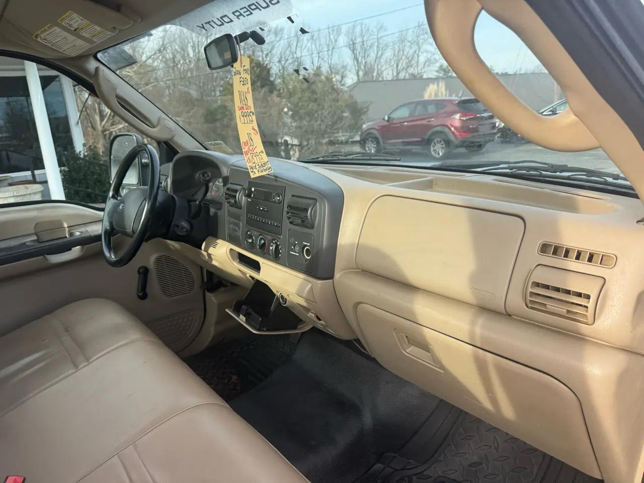 Ford Super Duty F-350 SRW Reg Cab 137" XLT 2006