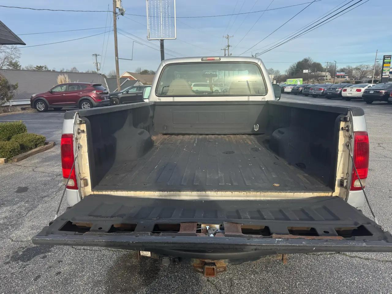 Ford Super Duty F-350 SRW Reg Cab 137" XLT 2006